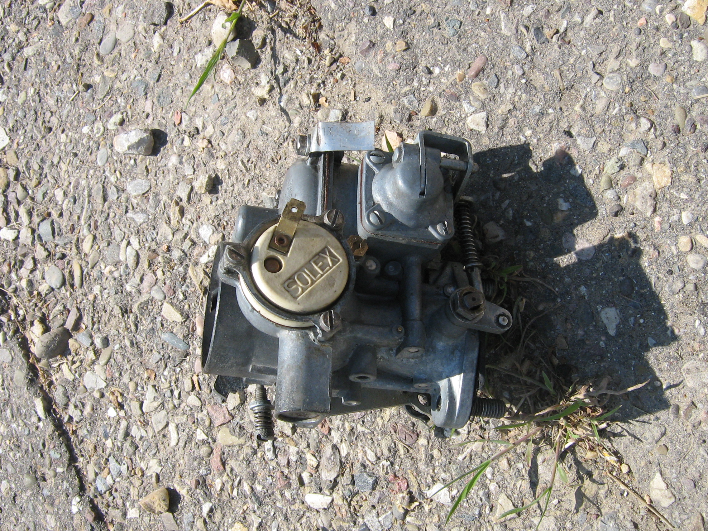 https://upload.wikimedia.org/wikipedia/commons/8/8a/1962_Volkswagen_Beetle_Solex_28_PICT_Carburetor_%283564058176%29.jpg