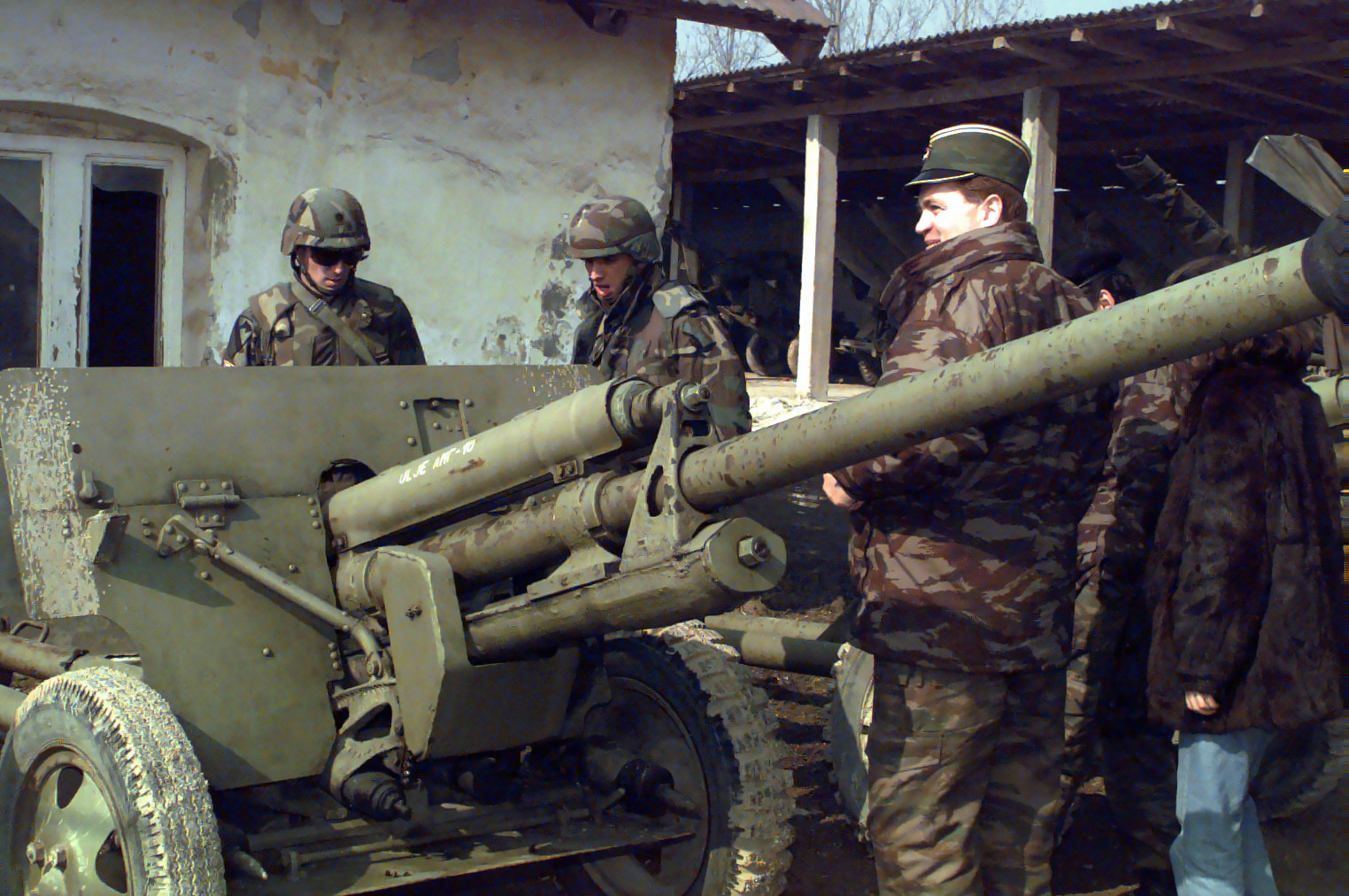 960228 A 5792S 005 Serbian officer shows U.S. soldiers a towed ZiS 3 anti tank gun