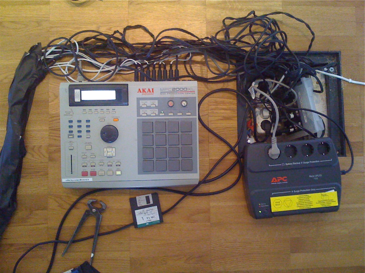 File:Akai MPC2000XL with added ExtTrig-In, 8Para-Out - oldschool