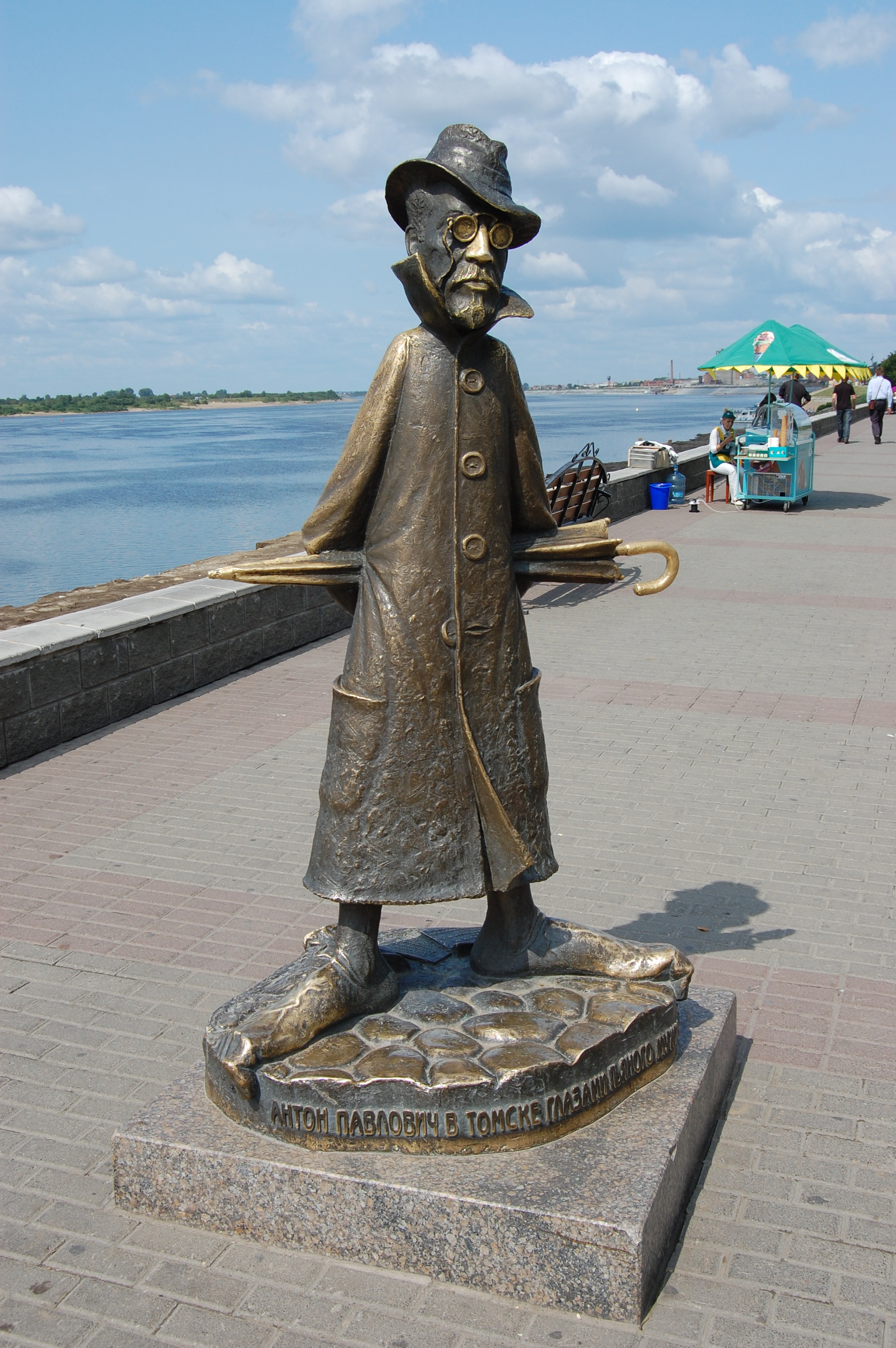 Файл:Anton Chekhov statue, Tomsk, Russia.jpg