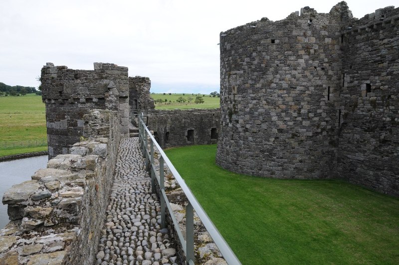 File:Battlements, Beaumaris Castle - geograph.org.uk - 4244940.jpg