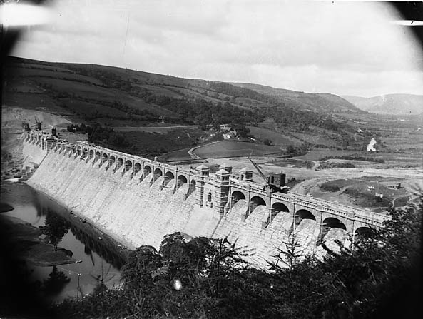 File:Building the dam, Llanwddyn NLW3361918.jpg