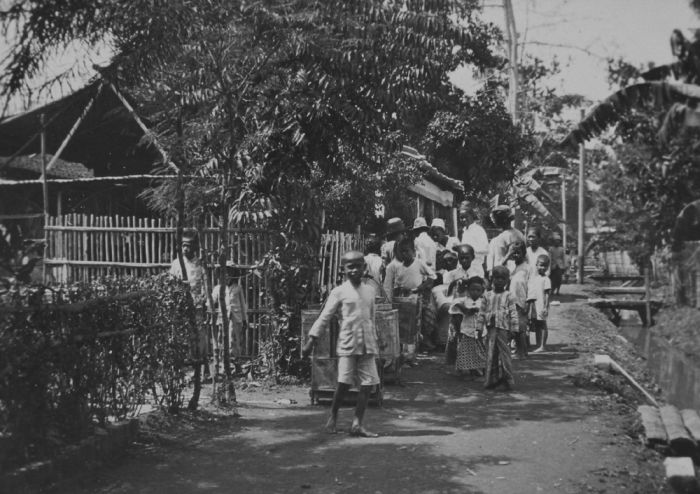 File:COLLECTIE TROPENMUSEUM Javaanse vrouwen en kinderen op een weg in een stadswijk met loopplanken en -bruggen over de sloot TMnr 60046203.jpg