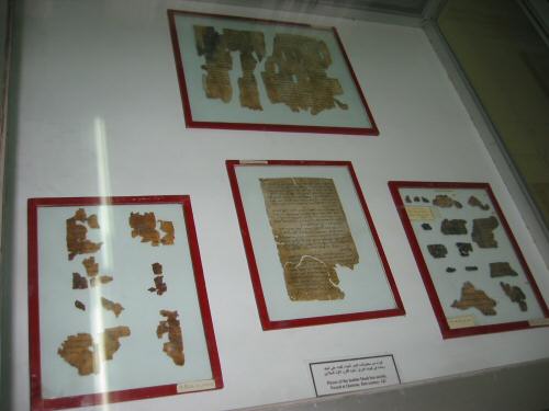Fragmenten van de Dode Zee-rollen in het Archeologisch Museum in Amman