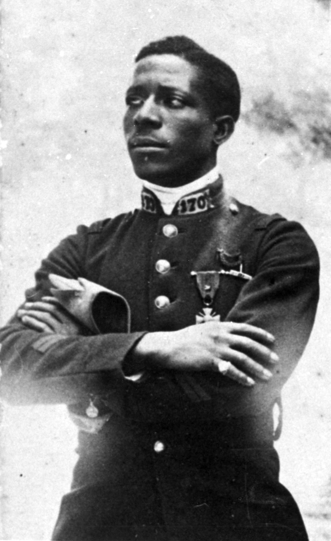 15 novembre 1916 : Eugène Bullard devient le premier pilote noir . Eugene_Jacques_Bullard%2C_first_African_American_combat_pilot_in_uniform%2C_First_World_War