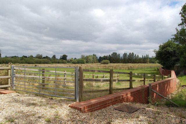 File:Flood defence wall, Fordingbridge, Hampshire - geograph.org.uk - 937988.jpg