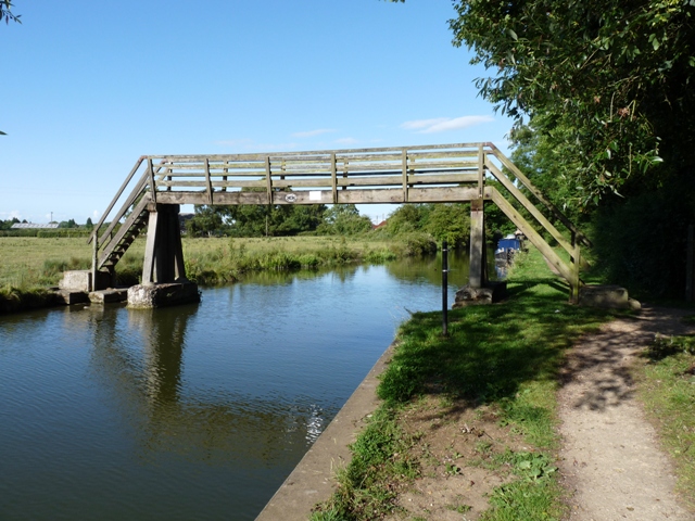 File:Footbridge on the Aylesbury arm of the Grand Union Canal - geograph.org.uk - 1398833.jpg