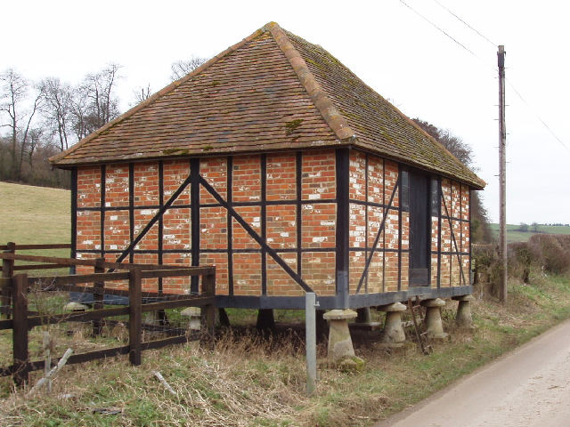 File:Granary on staddle stones, Lower Bottom House Farm, Chalfont St Giles - geograph.org.uk - 115236.jpg