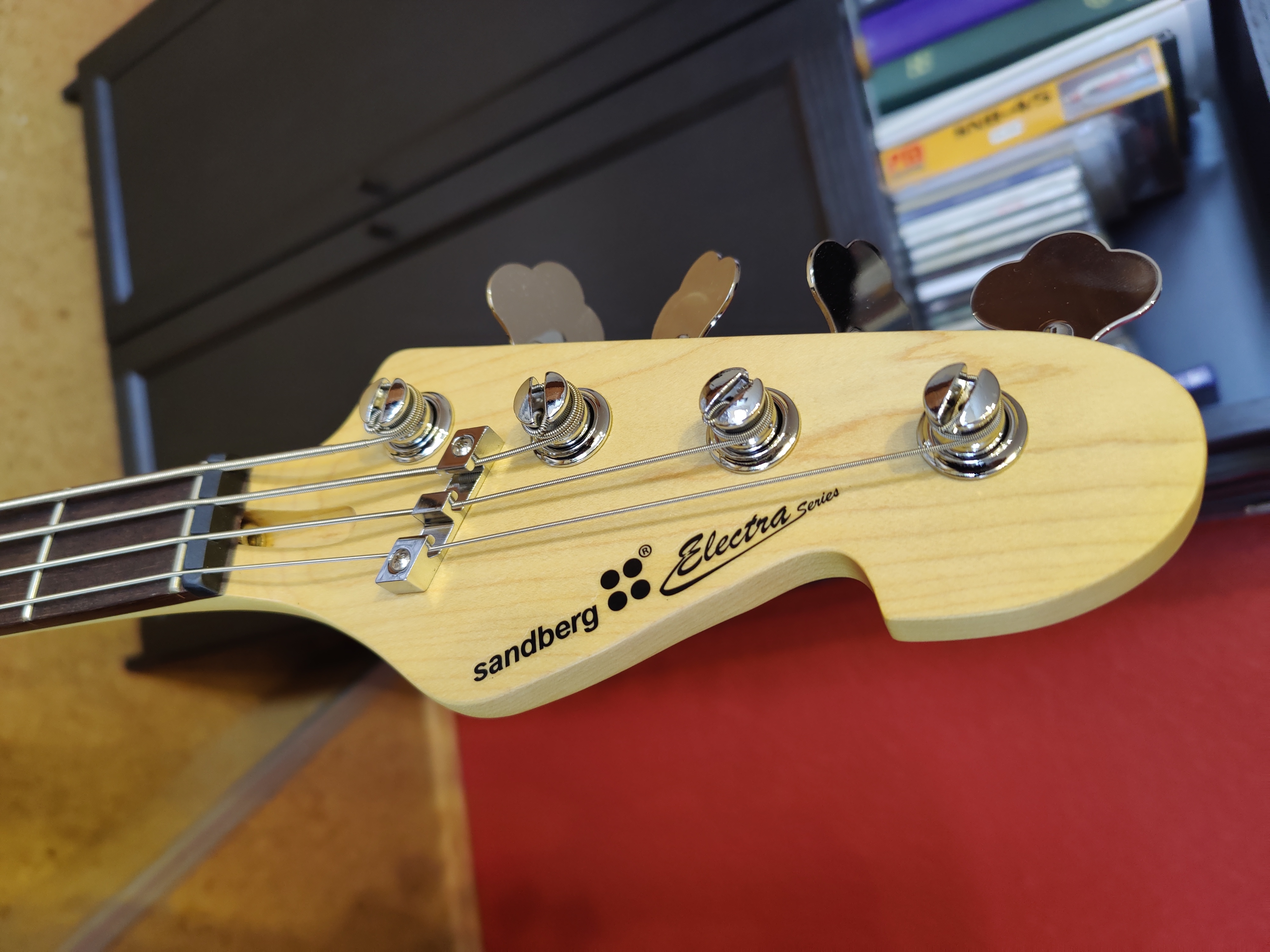 File:Headstock of Sandberg Electra Bass Guitar.jpg - Wikimedia Commons