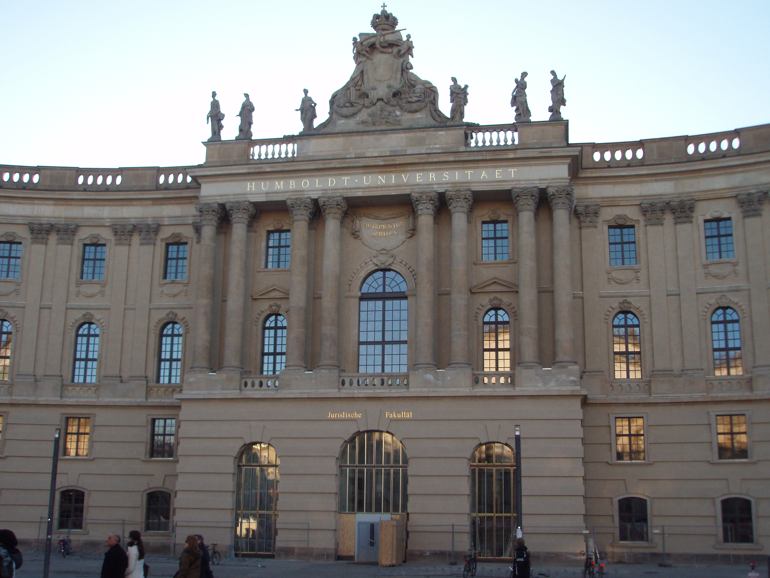 Берлинский университет имени Штайнбайса. Humboldt-Universität zu Berlin факультеты. Экскурсия в университете Гумбольдта. Дом Гумбольдта.