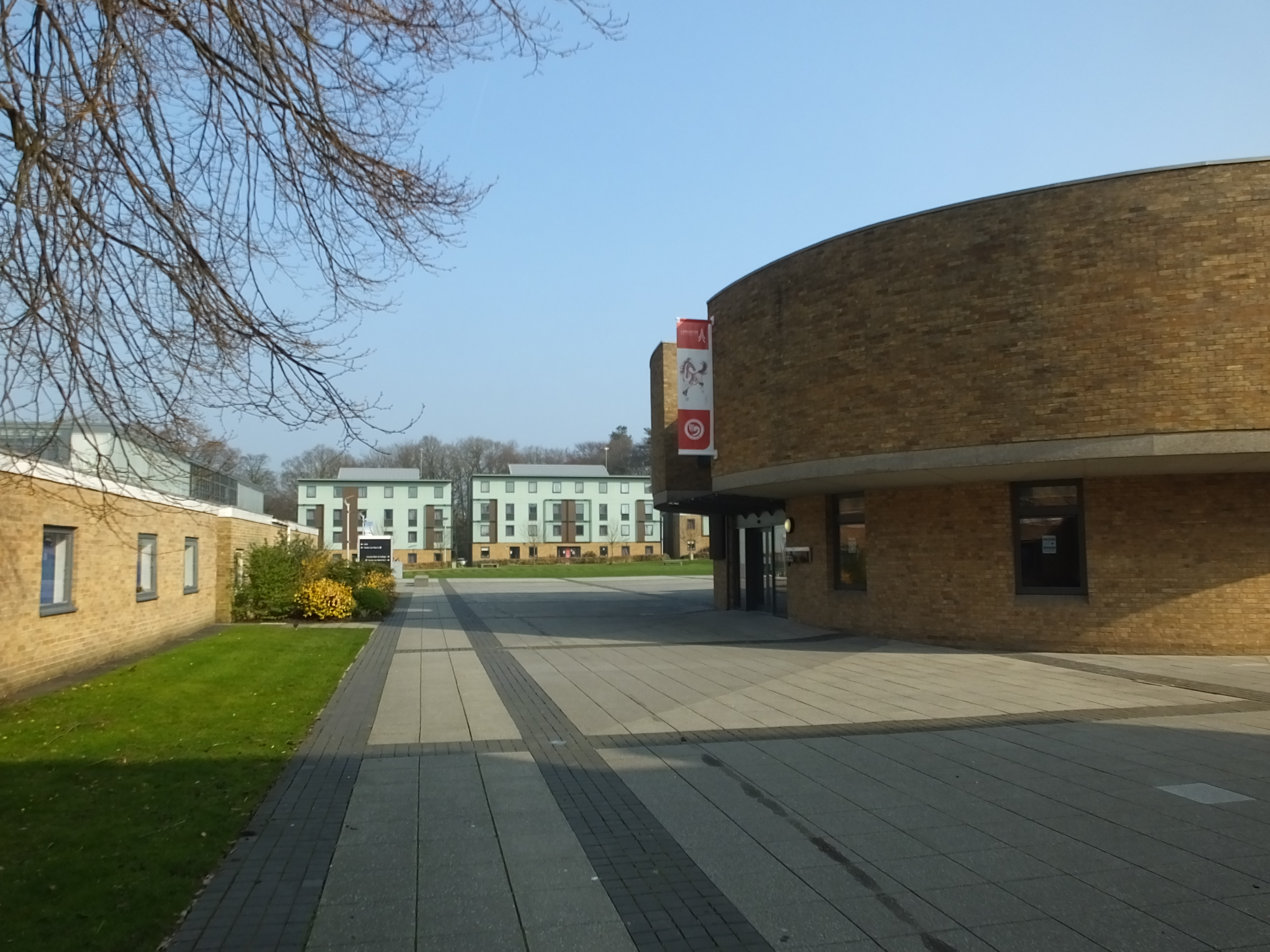 7 графств. Ланкастерский университет Sports. Ланкастерский университет. Lancaster University old building.