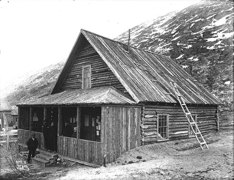 File:Log cabin serving as the post office at Bennett, British Columbia, June 4, 1899 (HEGG 119).jpeg