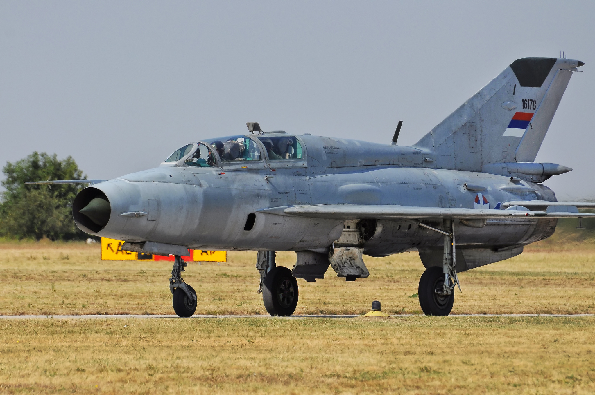 [Imagen: MiG-21UM_16178_Serbian_Air_Force_taxiing.jpg]