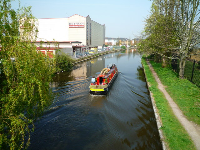 File:Narrow boat on the Grand Union Canal - geograph.org.uk - 1266778.jpg