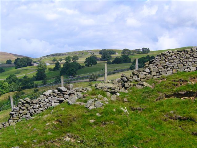 File:New and Old at Beckside, Walden - geograph.org.uk - 511765.jpg