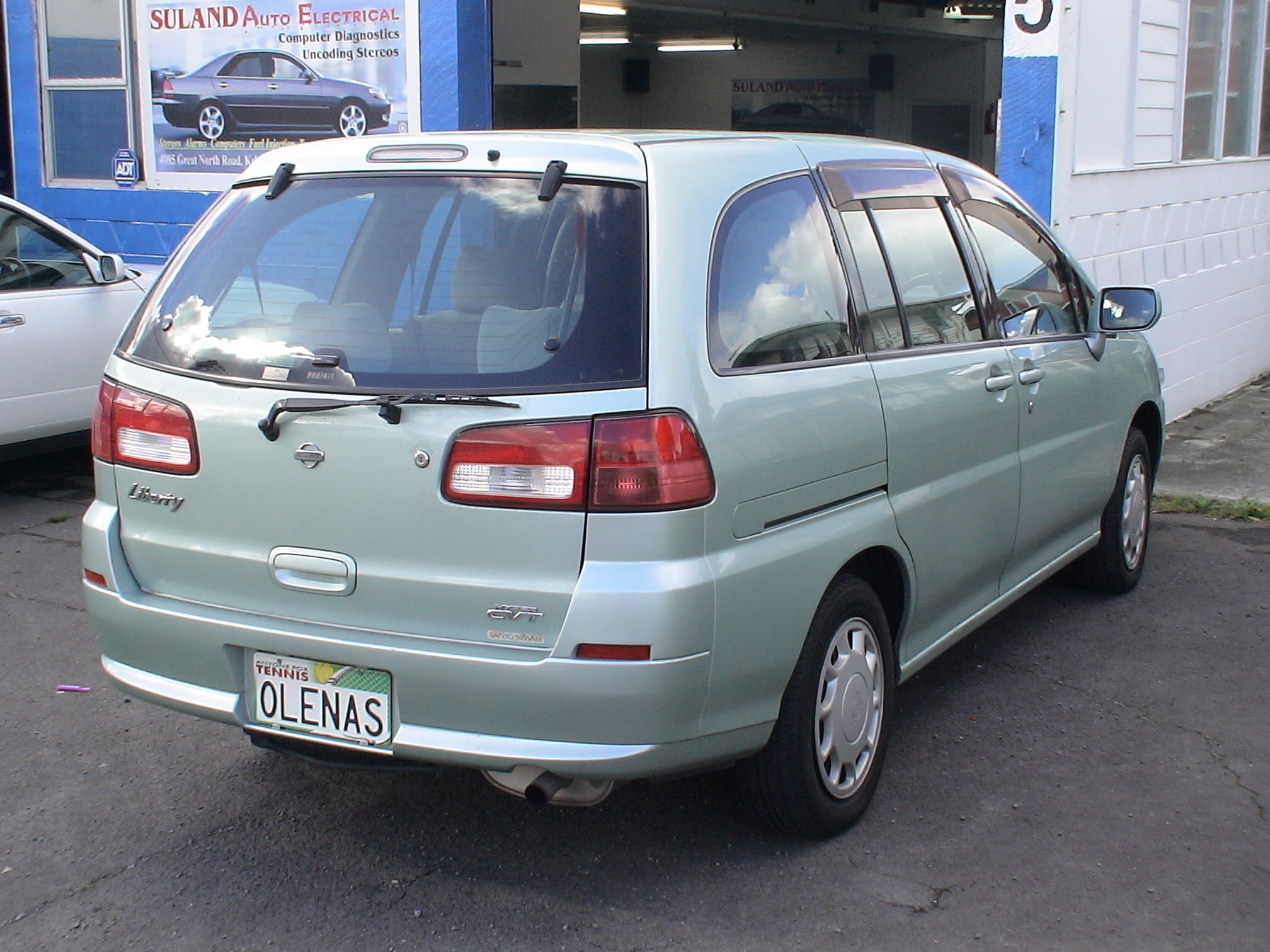 Nissan liberty фото