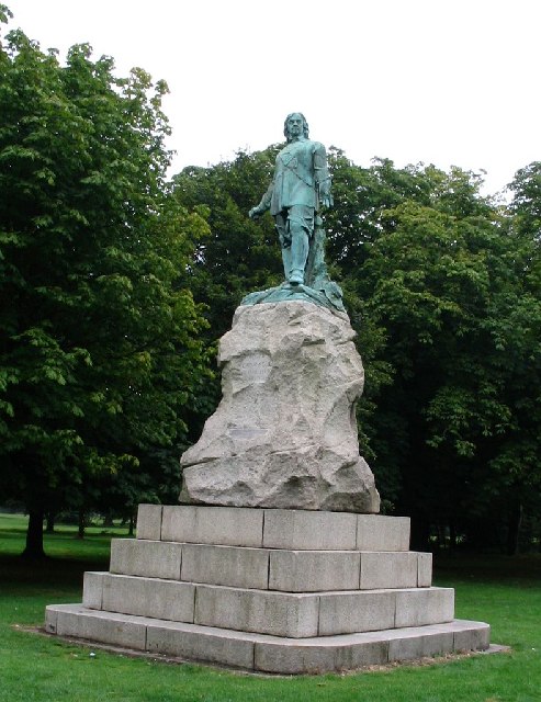 Plinth topped with a large rock