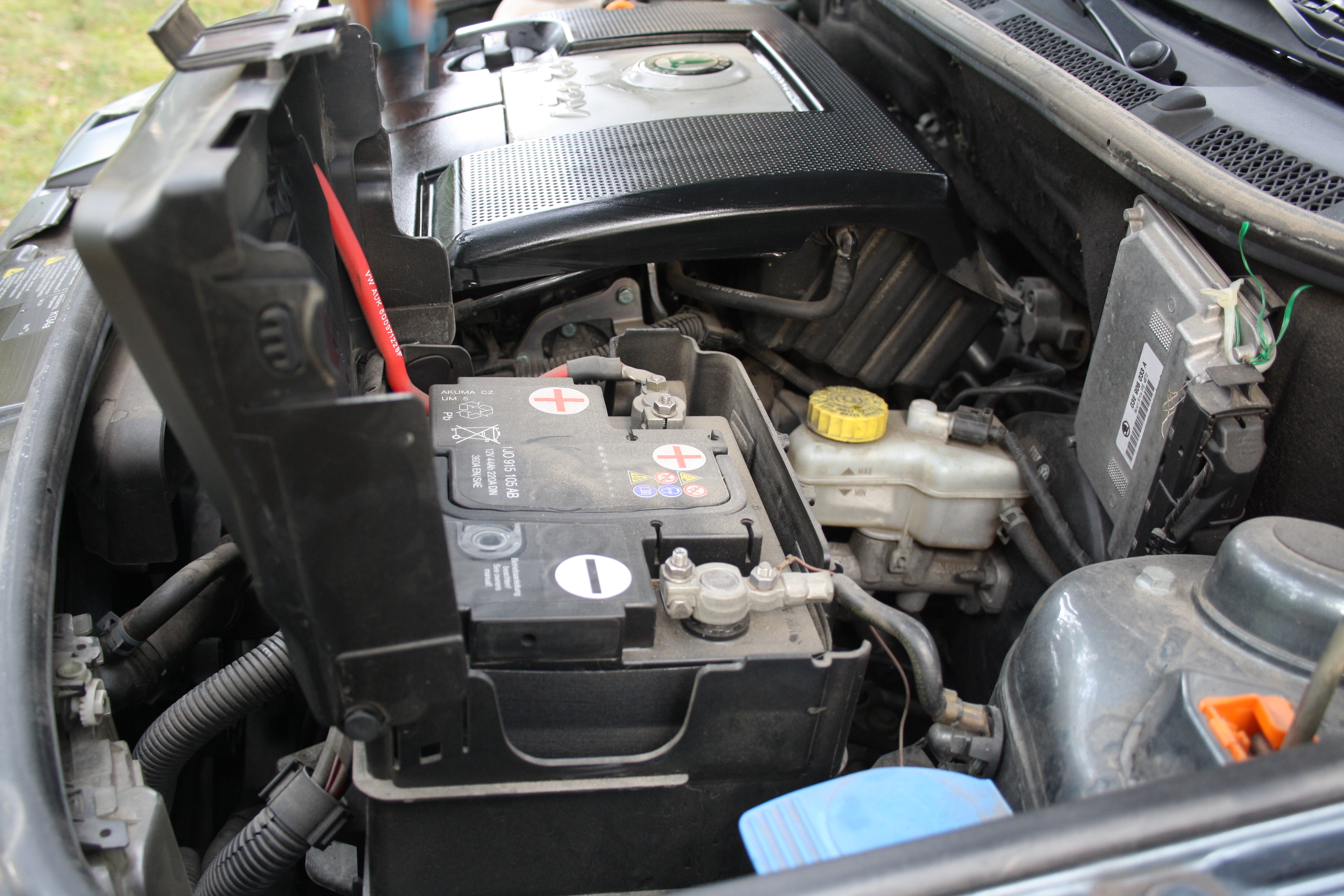 File:Closed automobile battery pack in 1,2 HTP engine in Škoda Fabia I.jpg  - Wikimedia Commons