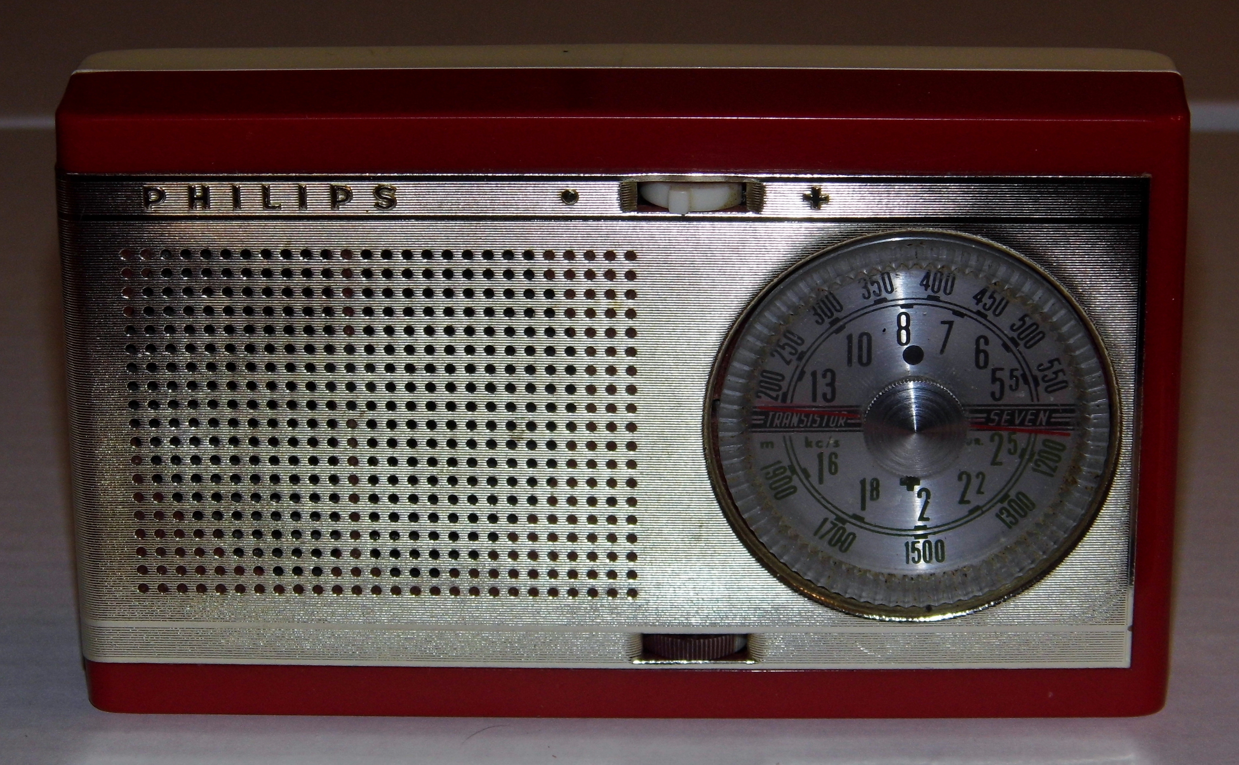 File:Philips Fanette 7-Transistor Radio, Model LOX90T, Made in