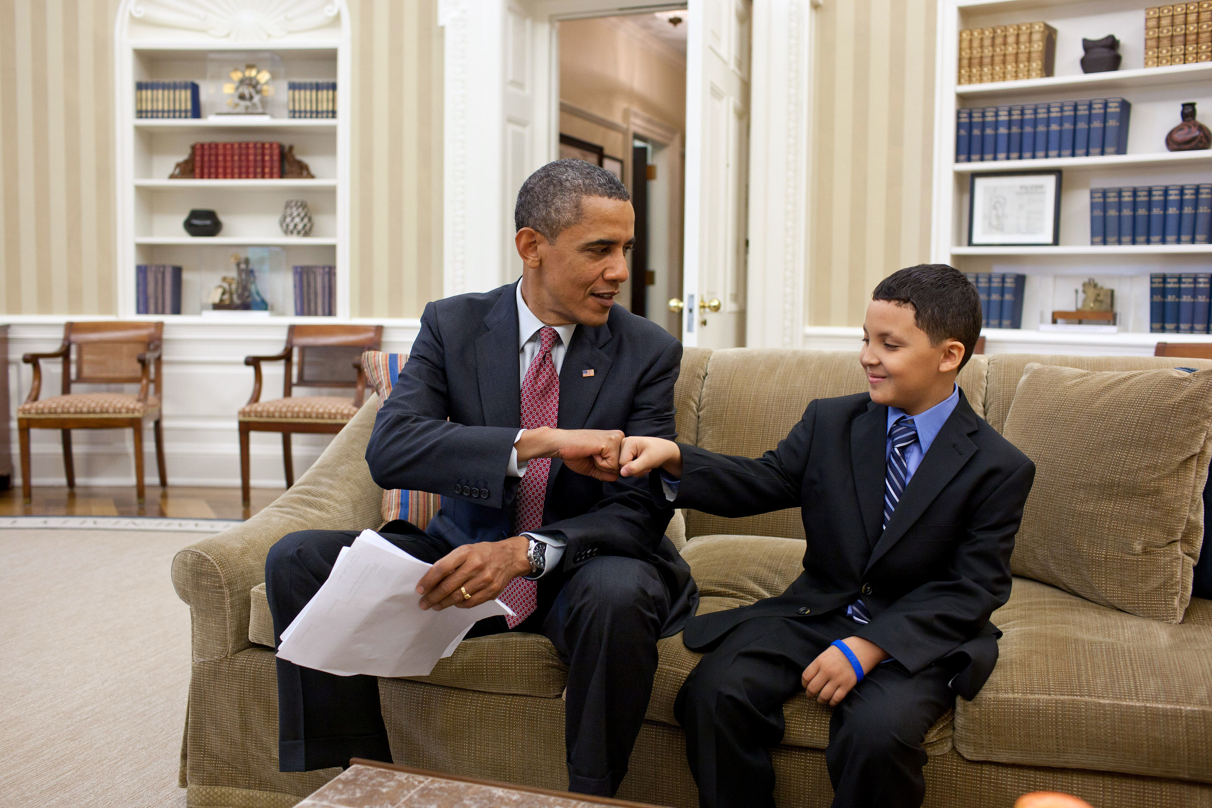 https://upload.wikimedia.org/wikipedia/commons/8/8a/President_Obama_greets_Make-a-Wish_child_Diego_Diaz_-_June_23_2011.jpg