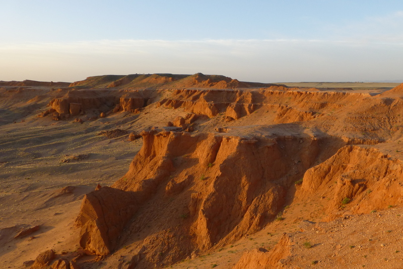 File:Roten Klippen in der Mongolei.JPG