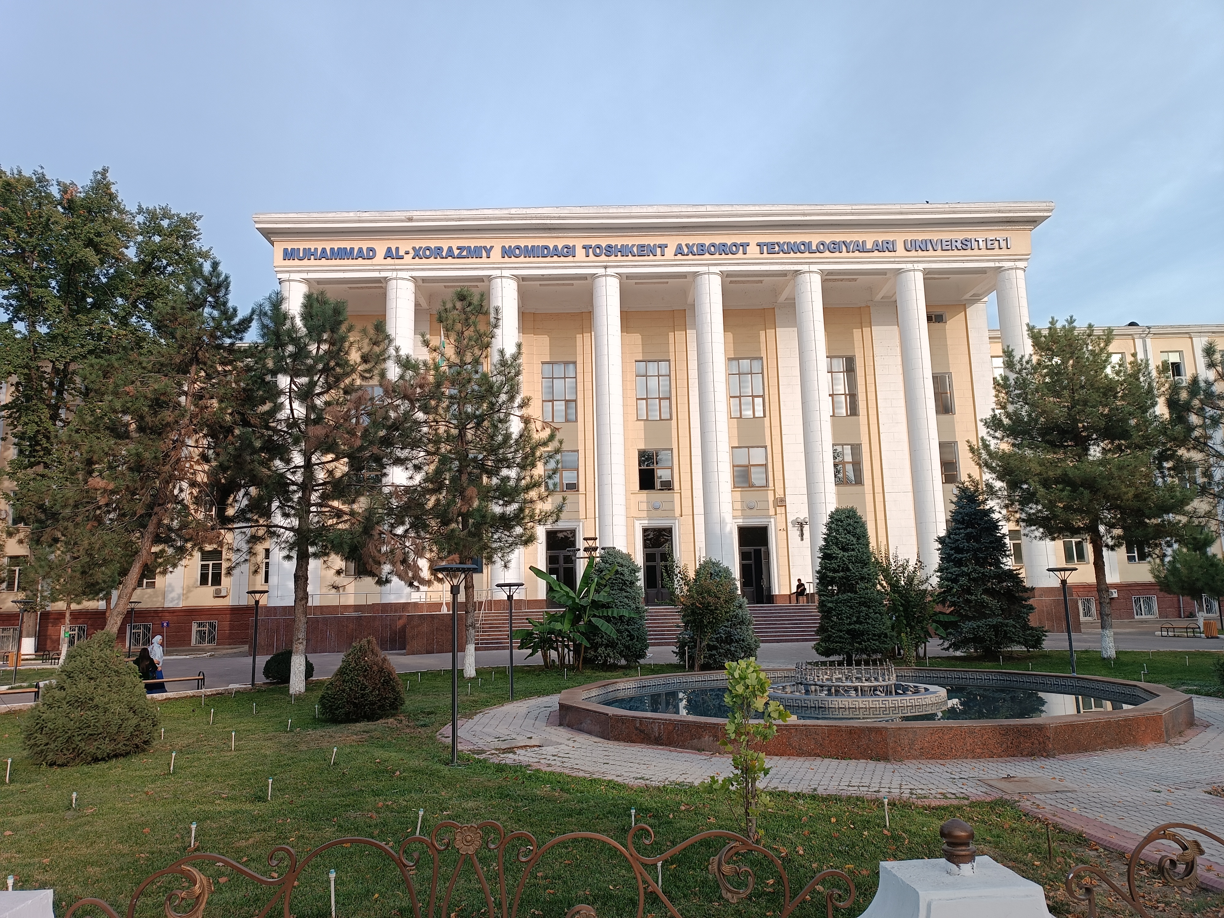 Universities in tashkent. Среднеазиатский государственный университет Ташкент. Ёджу университет в Ташкенте. Дворец симпозиумов в Ташкенте.