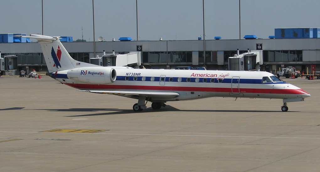 The EMB-135 at KSTL. (3299311858).jpg