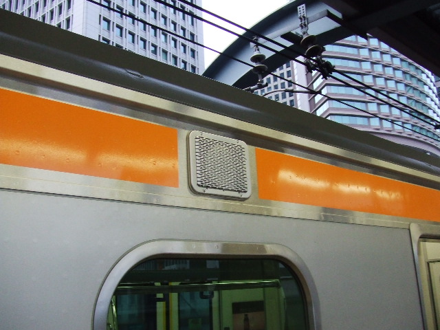 File:Train-JR-E233-speaker1.jpg