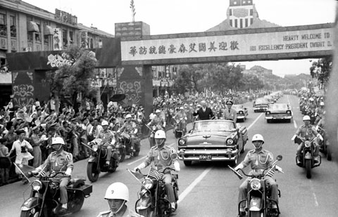 File:U.S. President Eisenhower visited TAIWAN 美國總統艾森豪於1960年6月訪問臺灣台北時與蔣中正總統-1.jpg
