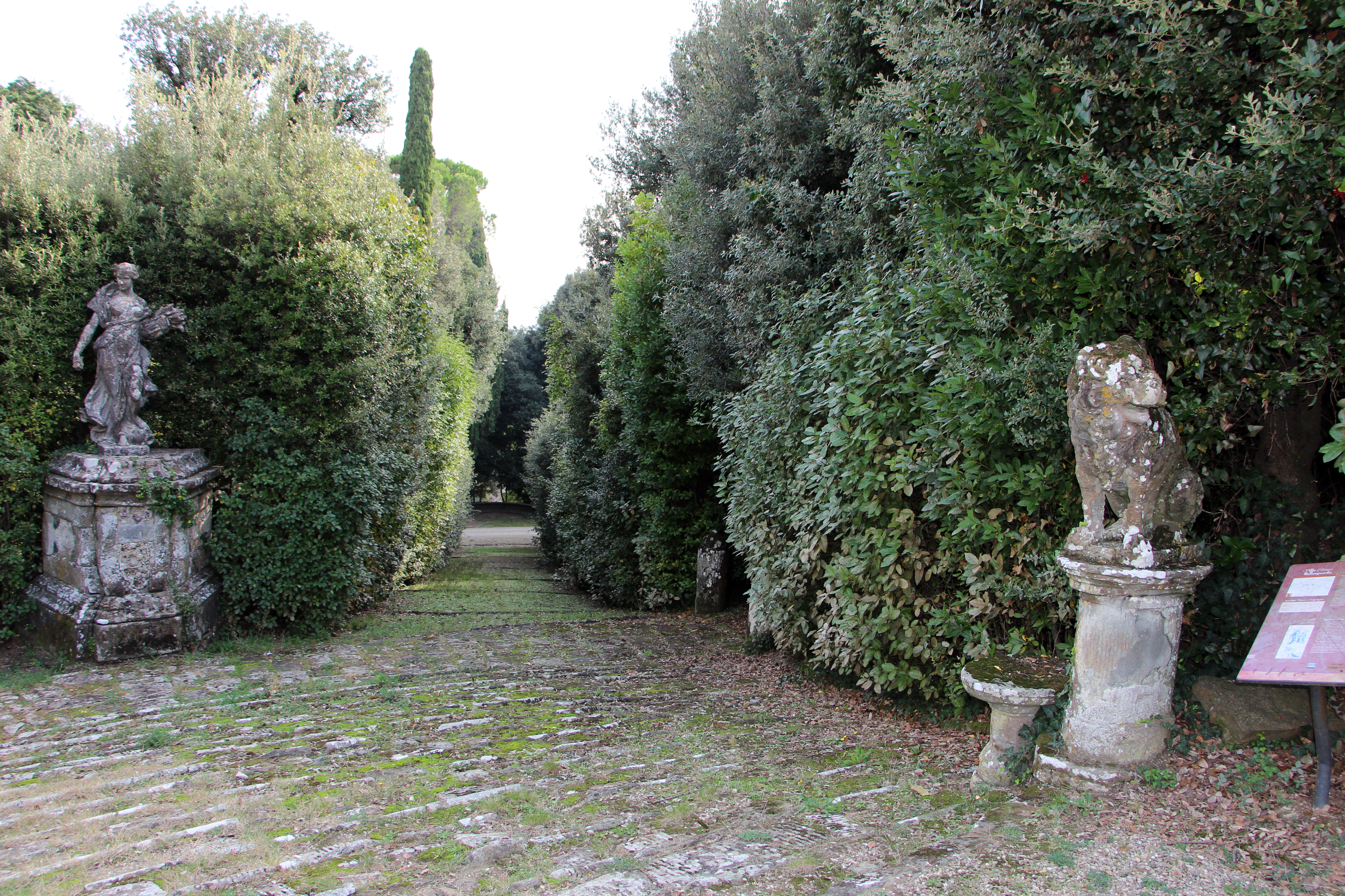 File Villa caruso di bellosguardo parco statue 03.JPG