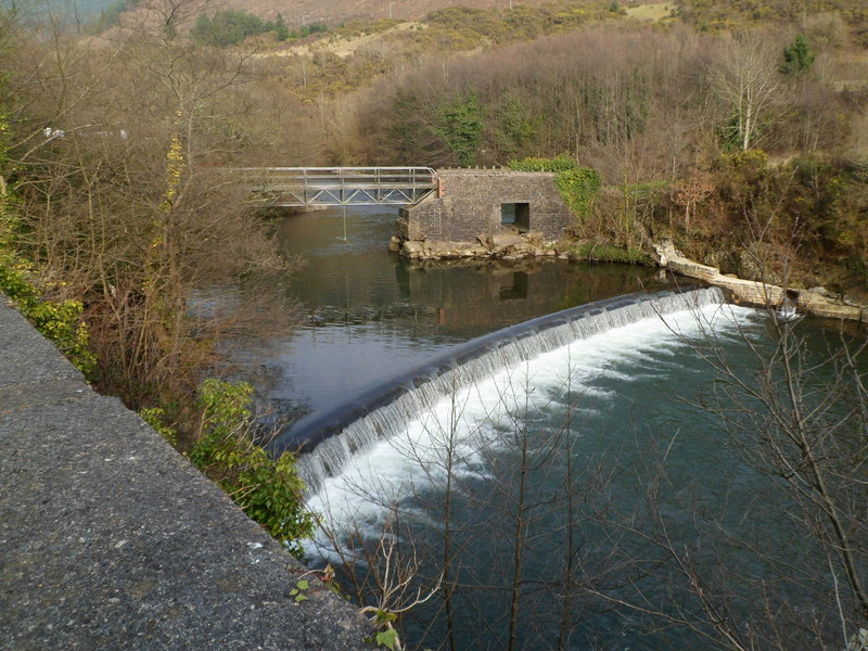 File:Weir and footbridge across the Afon Afan, Cwmavon - geograph.org.uk - 3780005.jpg