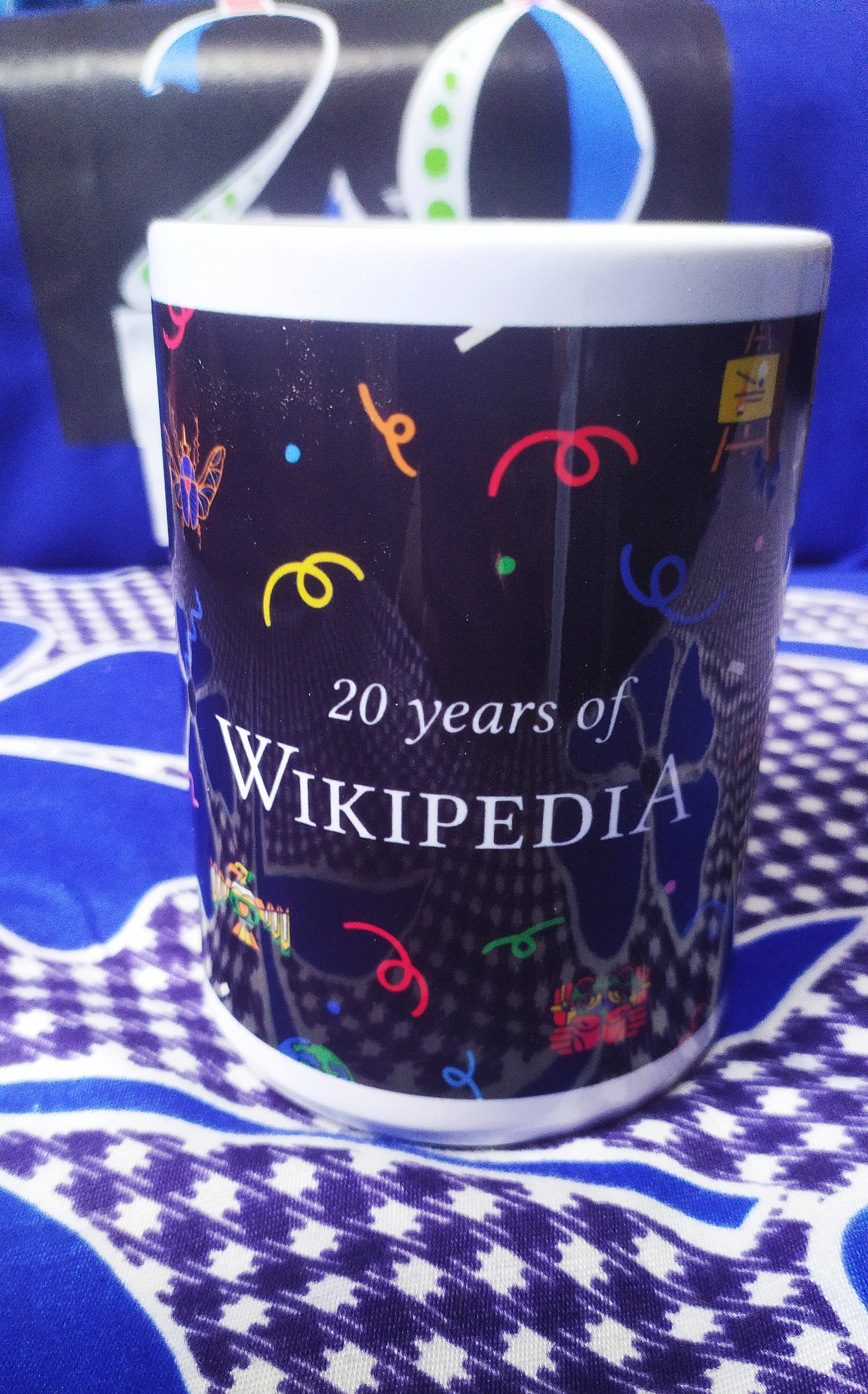 https://upload.wikimedia.org/wikipedia/commons/8/8a/Wikipedia_20_Years_Celebration_Gift_Coffee_Mug.jpg