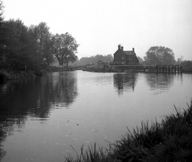 File:Above Walsham Gates, River Wey, Surrey - geograph.org.uk - 480478.jpg