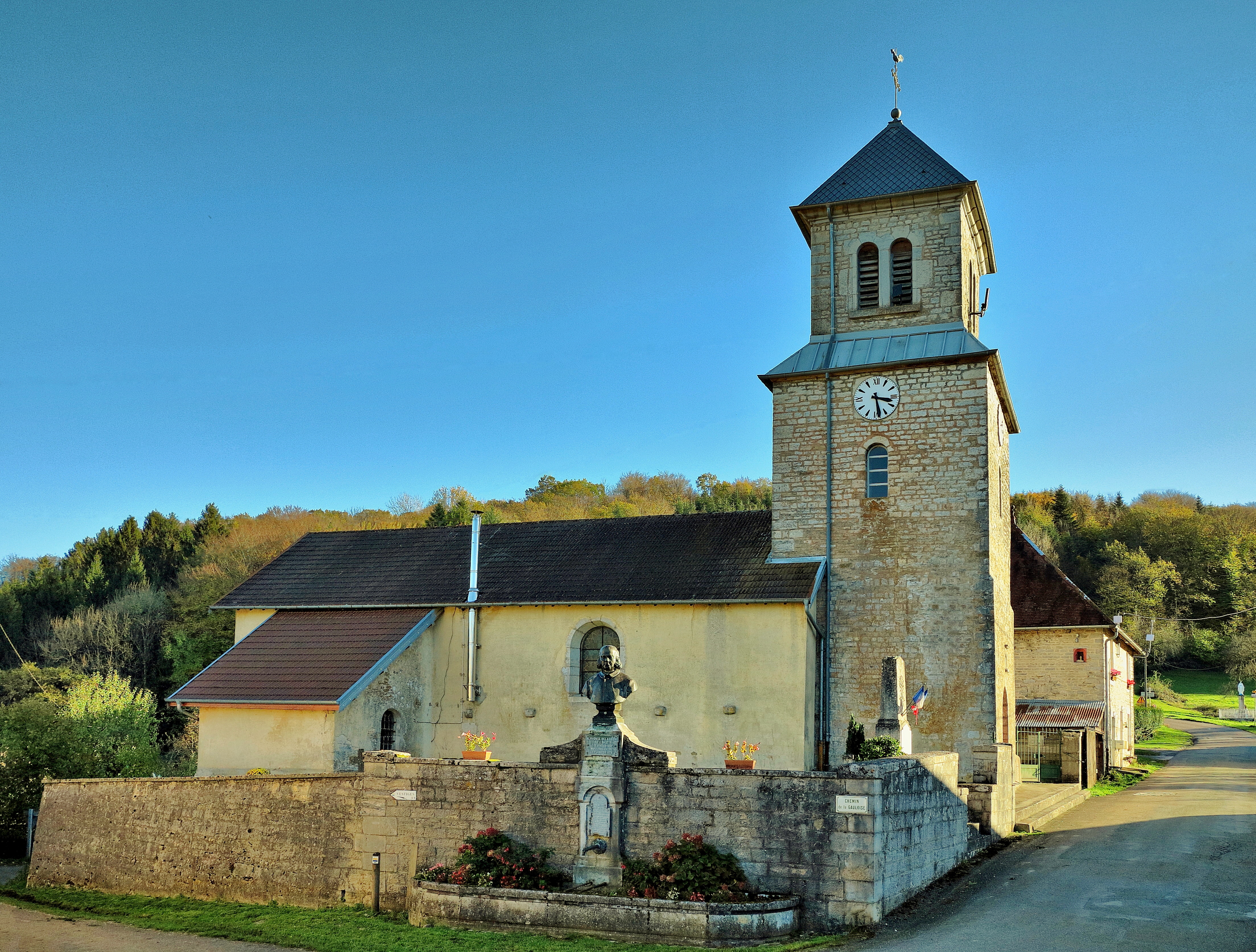 File:Alaise, l'église d'Alaise et le buste de A. Delacroix.jpg - Wikimedia  Commons