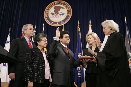 File:Alberto Gonzales - Oath of office (2005-02-14).jpg