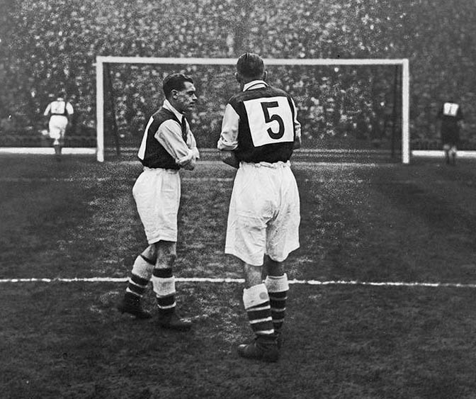 File:Arsenal fc wear numbered shirts 1933.jpg - Wikimedia Commons
