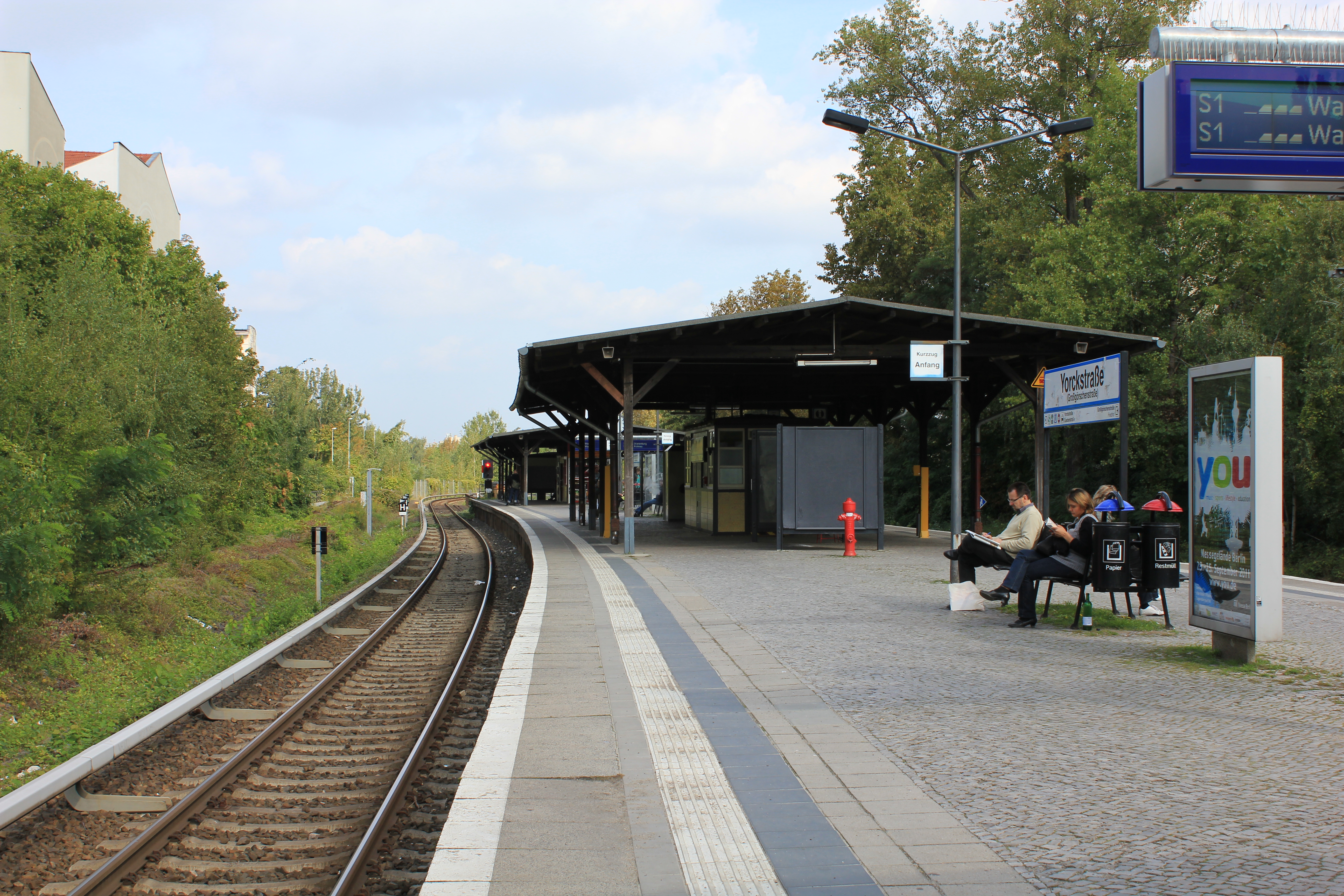 Остановиться з. Йоркштрассе в Берлине. Вокзал в Германии. M-Bahn в Берлине. Станция Герта.