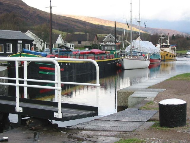 File:Boats at the top of Neptune's Staircase - geograph.org.uk - 8242.jpg