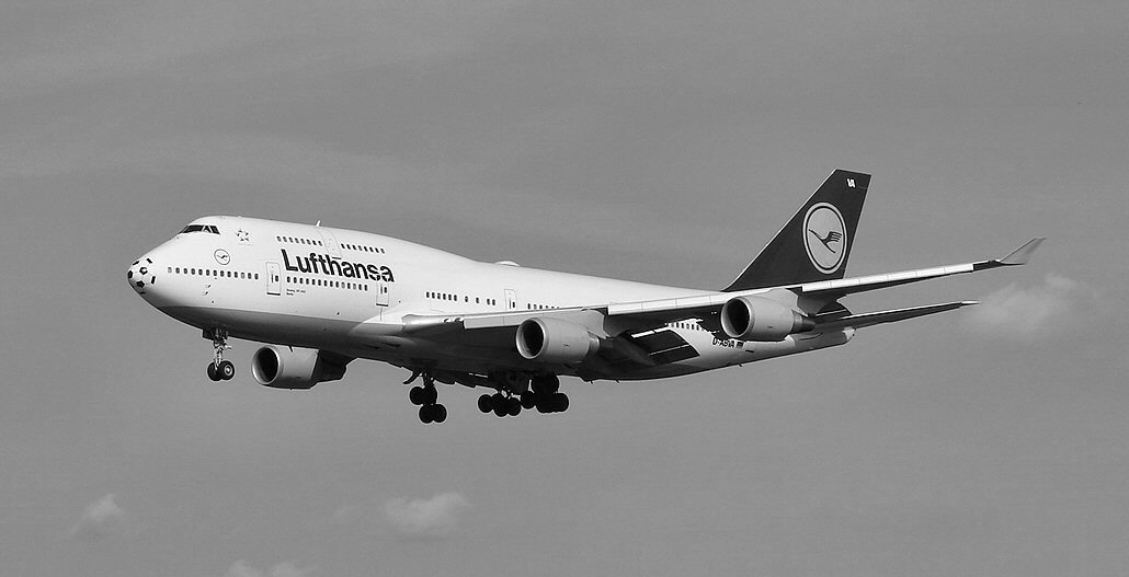 Boeing 747-400 (Lufthansa) (304296445).jpg