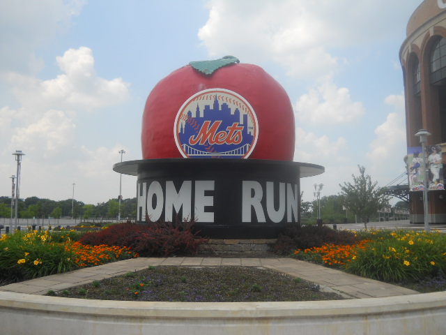 File:Citi Field Home Run Apple 01.JPG