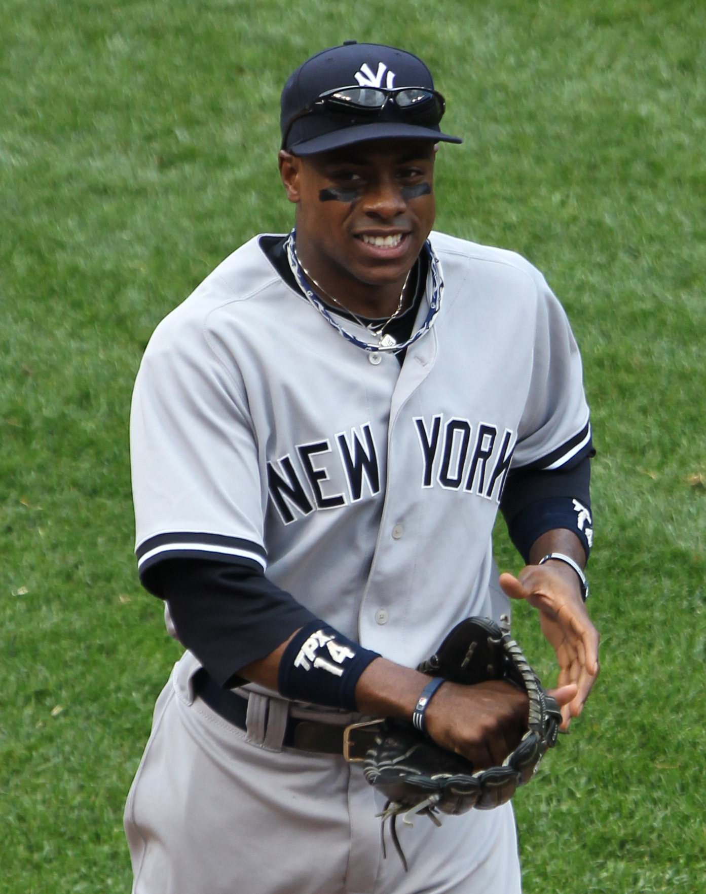 Fan touches Curtis Granderson - ABC7 New York