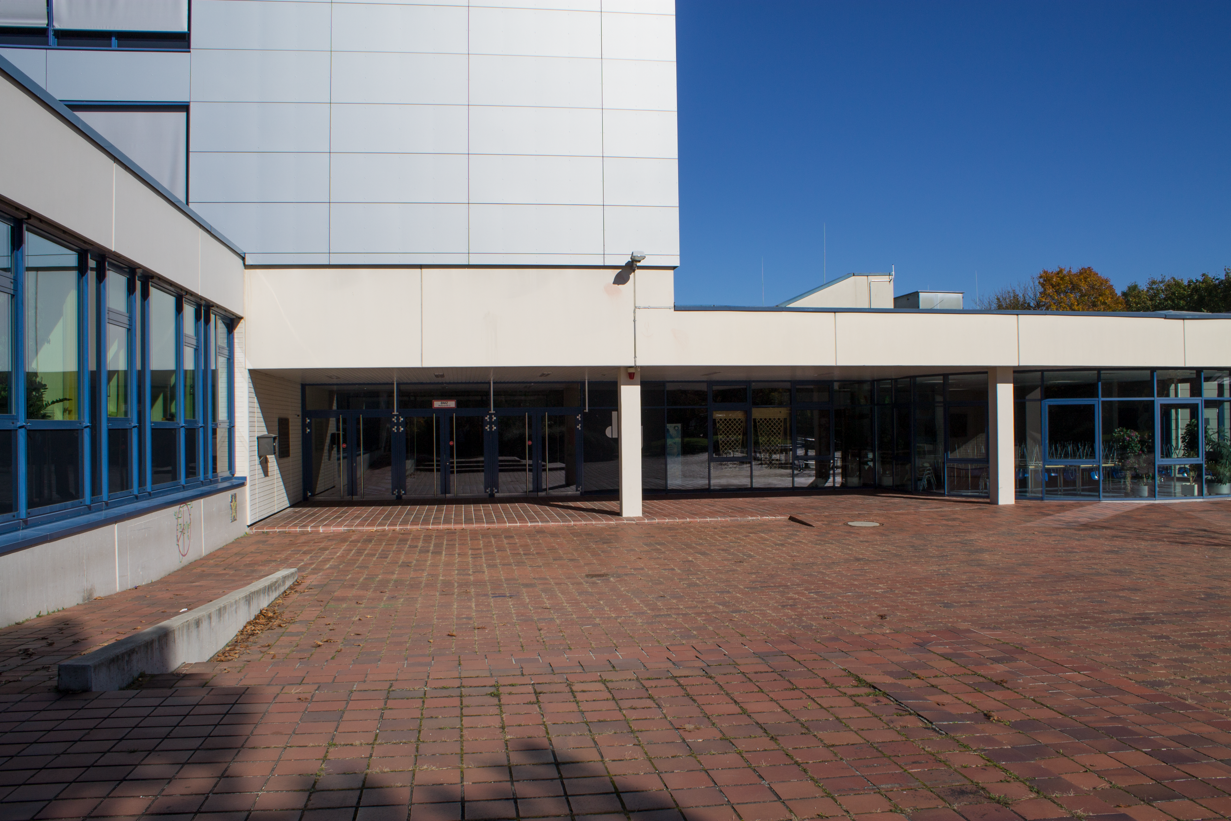 Eingangsbereich des DZG mit Cafeteria im rechten Bereich vom Bild.