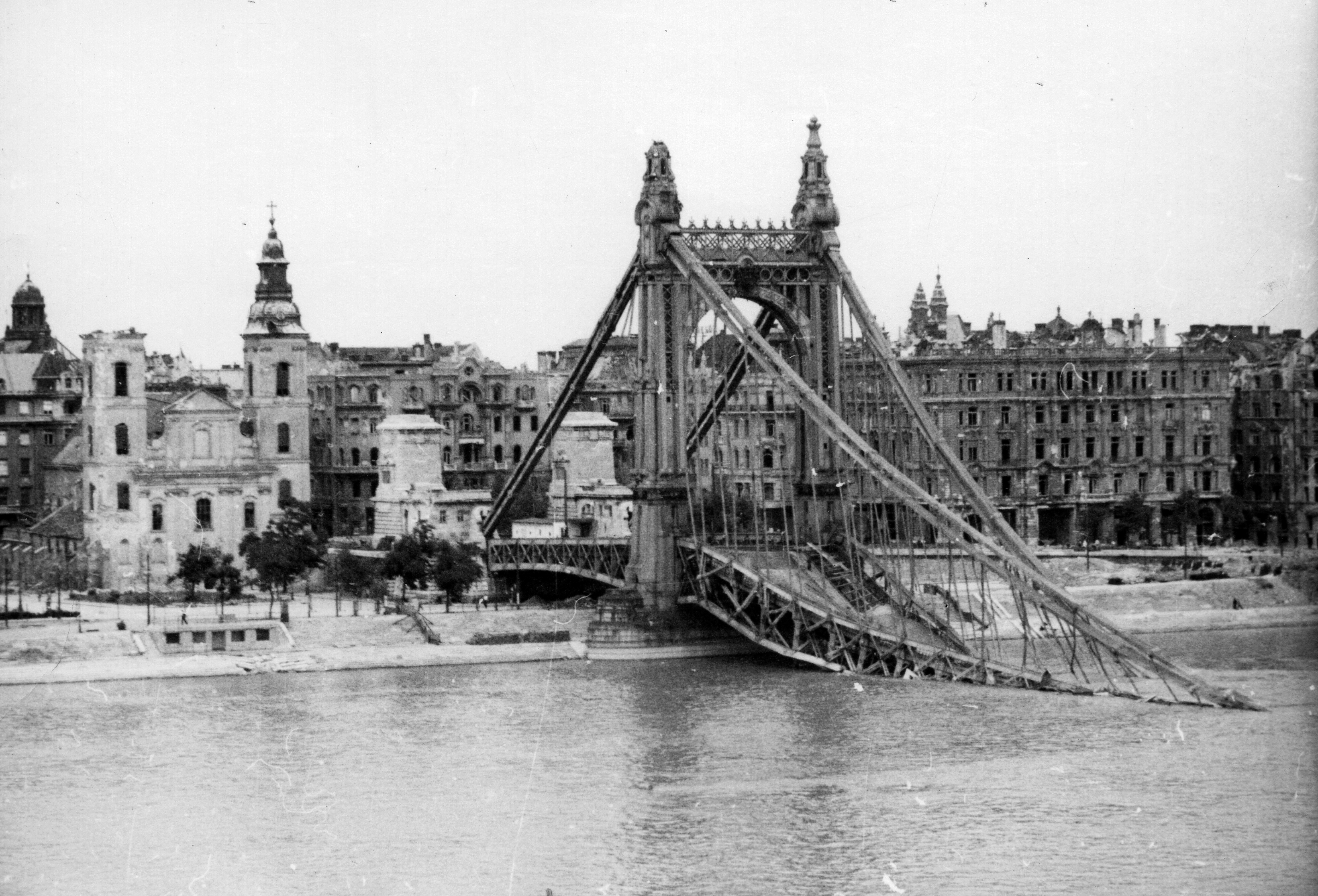 История венгрии. 1945 Будапешт мосты. Будапешт 1873. Мост Эржебет Будапешт до войны. Мост через Дунай Вена 1945.