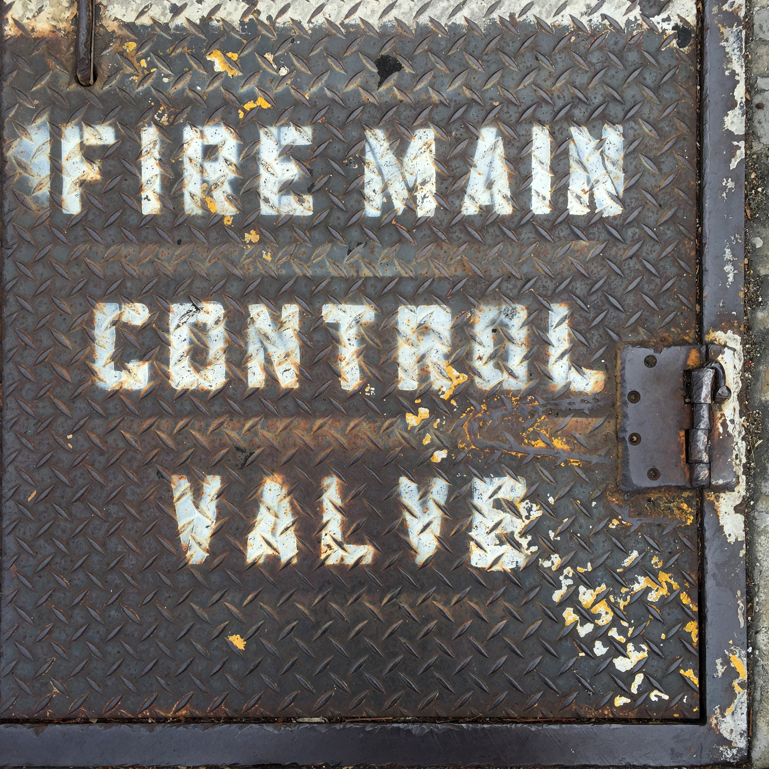 Sign Valve. Fire main with Fire Valves symbol.