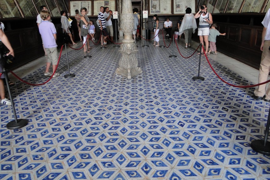 https://upload.wikimedia.org/wikipedia/commons/8/8b/Floor_decoration-1.jpg