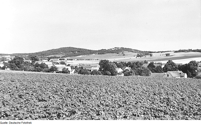 File:Fotothek df rp-b 0040021 Königshain. Blick vom ehem. Windmühlengehöft am Steinberg auf den Hochstein.jpg