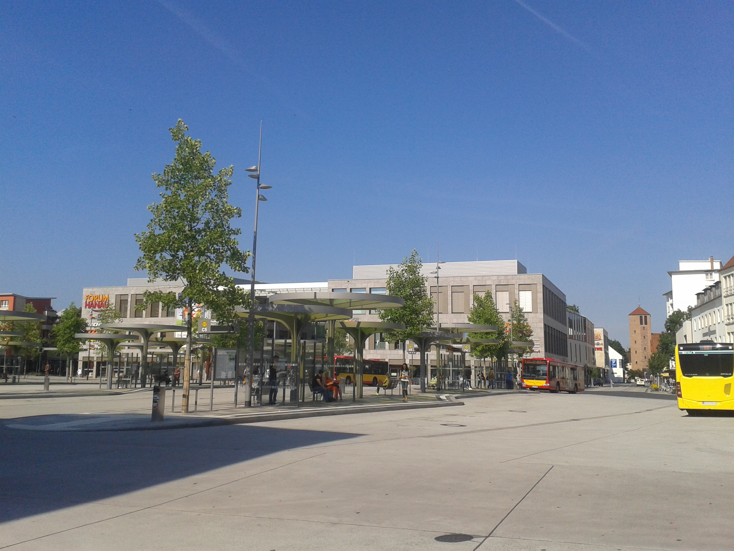 Freiheitsplatz mit Busbahnhof und Forum Hanau