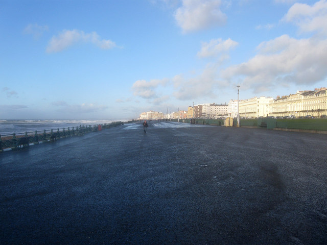 File:Hove Sea Wall - geograph.org.uk - 3719352.jpg