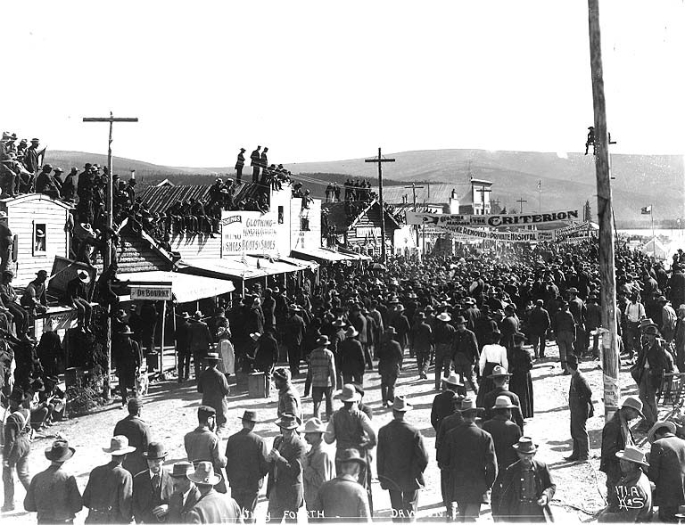 File:Large crowd viewing races on Front St for July 4th celebration, Dawson, Yukon Territory, 1899 (HEGG 401).jpeg