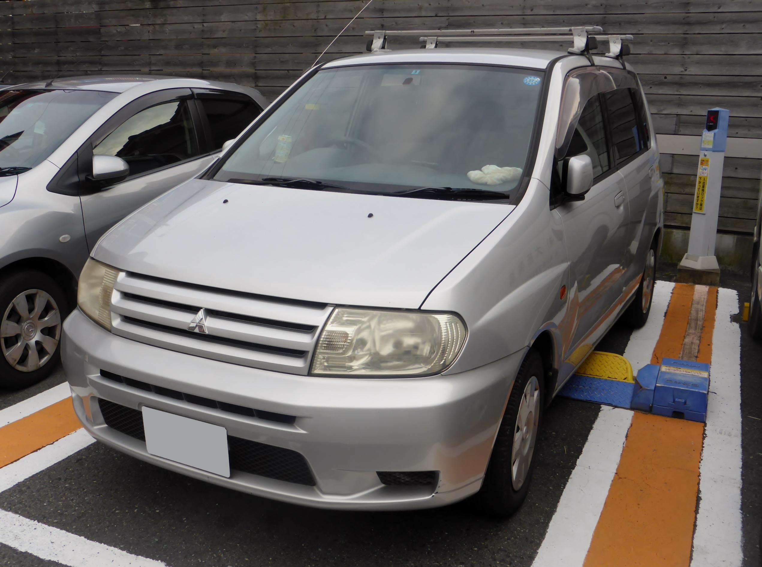 File:Mitsubishi MIRAGE Dingo V (CQ2A) front.JPG - Wikimedia Commons